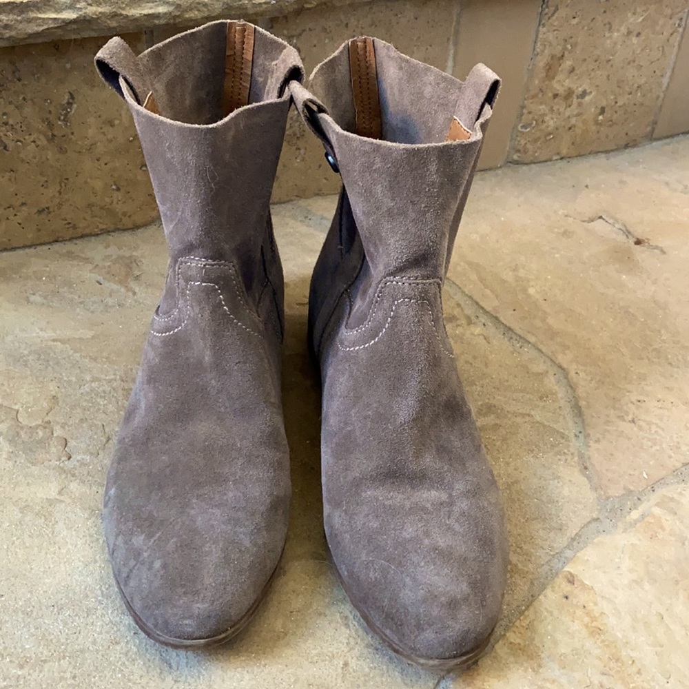 Women’s Frye & Co western taupe suede ankle boots size 10M. Very good condition.